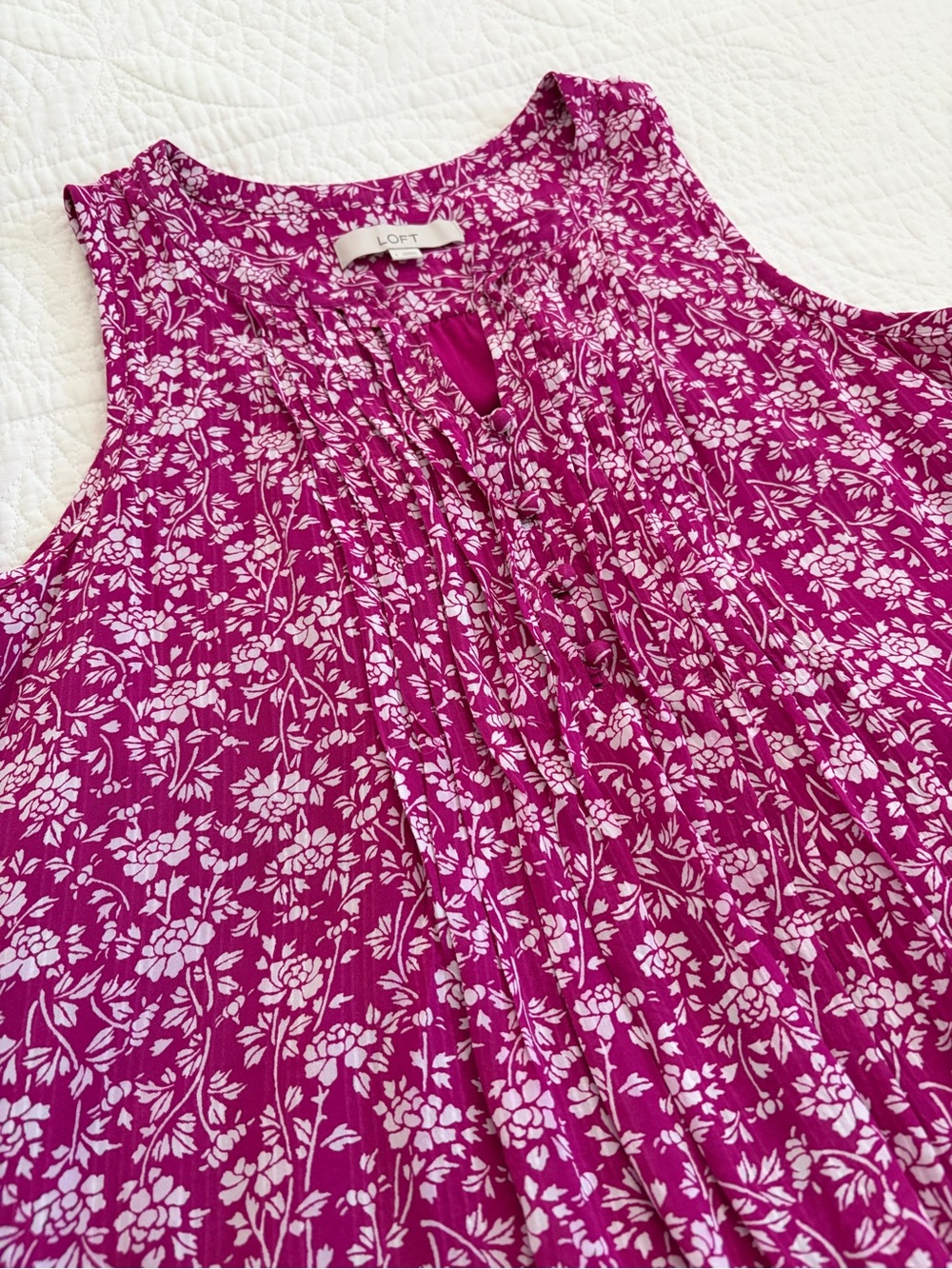 LOFT Fuchsia Floral Sleeveless Pleated Camisole. Fuchsia/white. Large - Picture 4 of 10